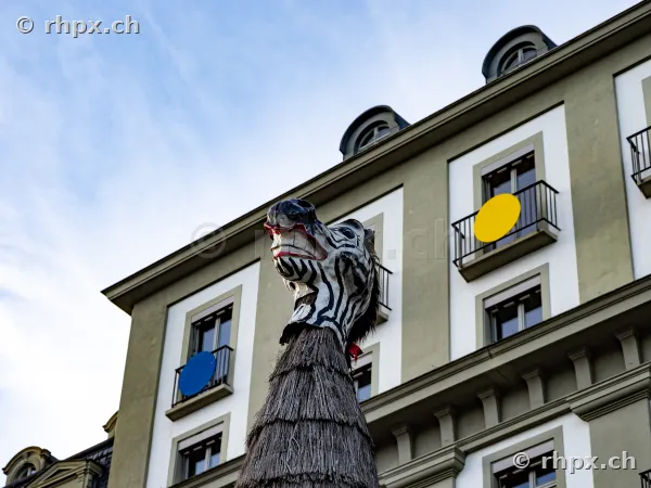 Fasnachtsfigur vor der Fassade des Hotel Schweizerhof in Luzern