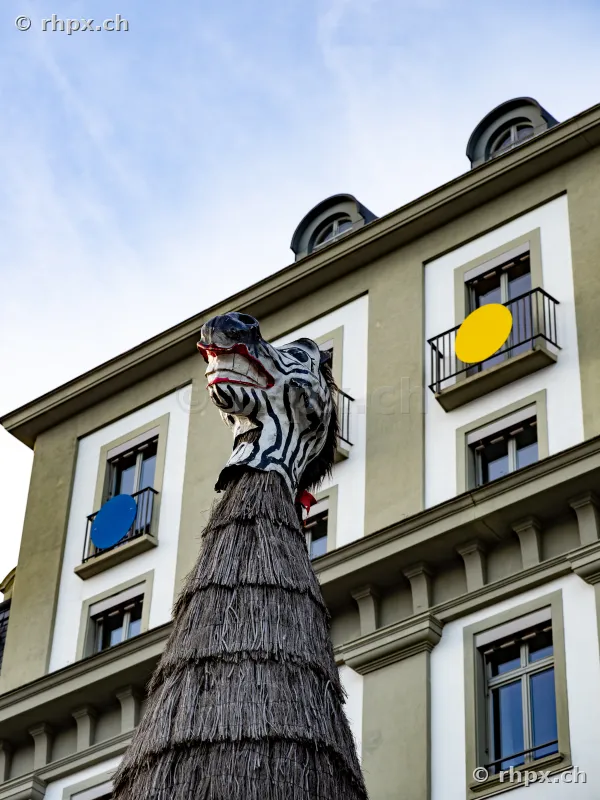 Skulptur eines Zebrakopfes vor der Fassade des Hotels Schweizerhof in Luzern