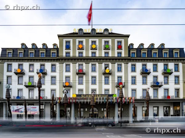 Fassade des Hotel Schweizerhof Luzern dekoriert mit farbigen Punkten und Fasnachtsfiguren