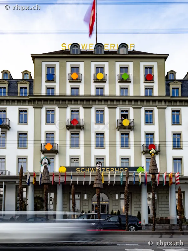 Hotel Schweizerhof in Luzern mit bunter Dekoration an den Balkonen