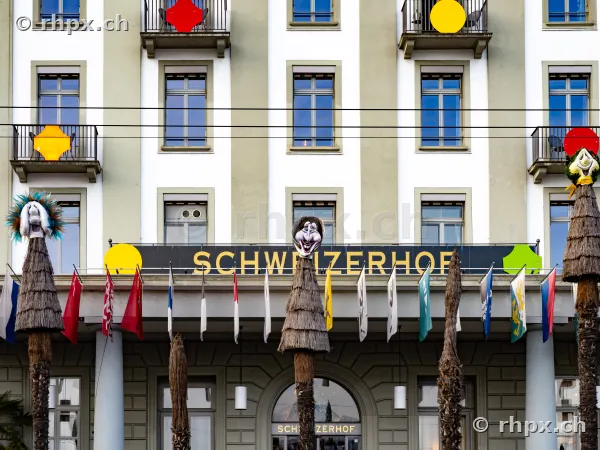 Fassadengestaltung des Hotels Schweizerhof in Luzern mit Fasnachtsfiguren