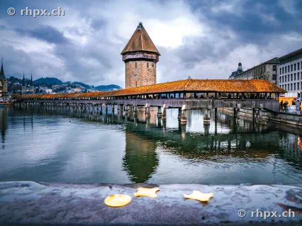 Blick auf die Kapellbrücke in Luzern mit Konfetti im Vordergrund