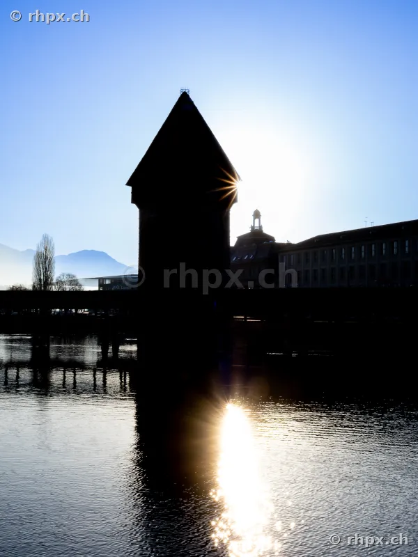 Silhouette des Wasserturms in Luzern mit Sonnenreflexion auf der Reuss