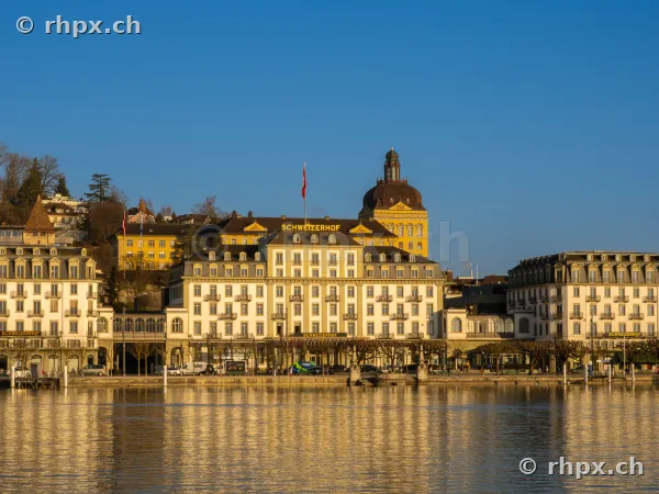 Die Fassade des Hotel Schweizerhof in Luzern, direkt am Seeufer bei klarem Tageslicht.