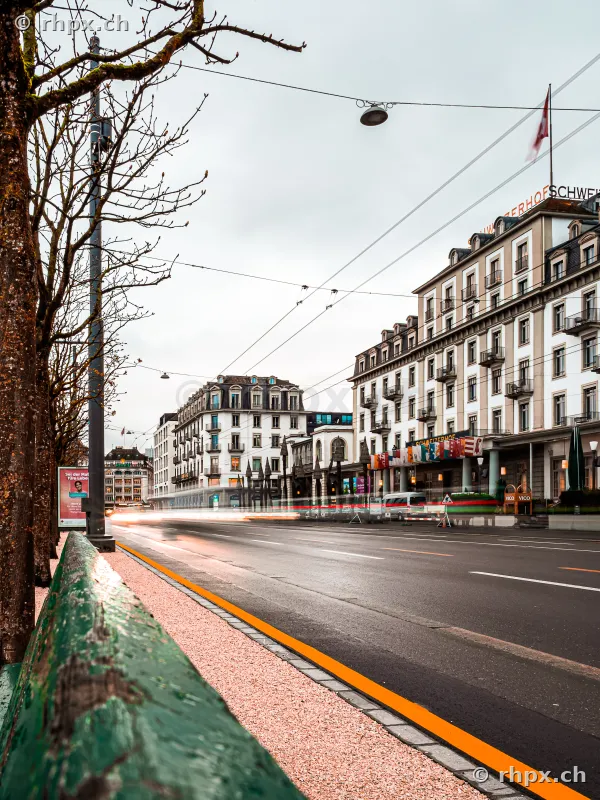 Strasse vor dem Hotel Schweizerhof in Luzern mit Langzeitbelichtung bei bewölktem Himmel