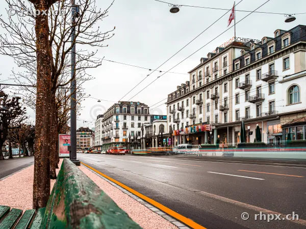 Ansicht der Hotelfassade des Schweizerhofs in Luzern mit Strasse im Vordergrund