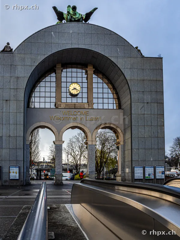 Historisches Bahnhofsportal in Luzern