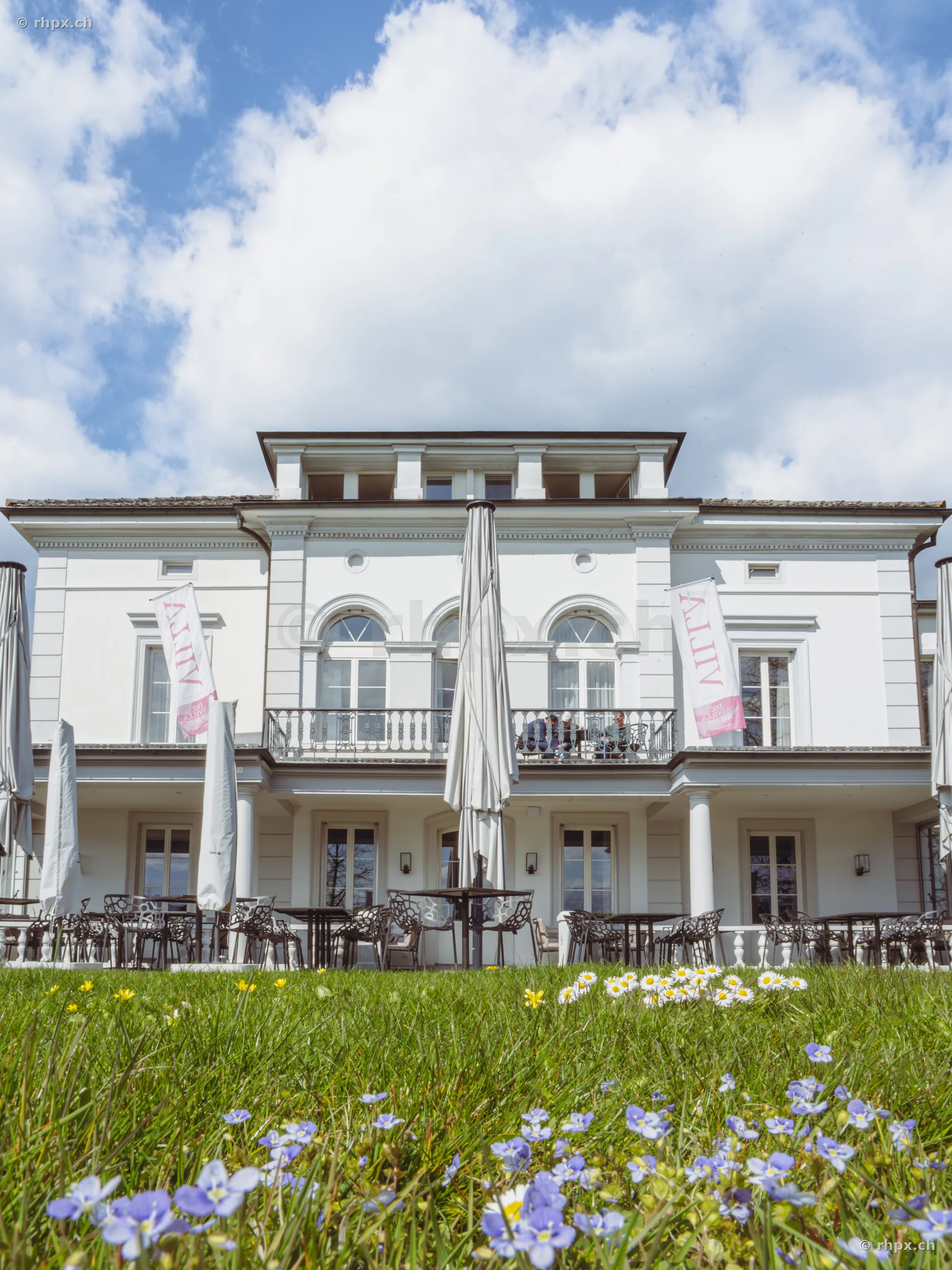 Fassade der Villa Schweizerhof mit Garten und Terrasse in Luzern