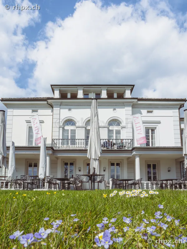 Fassade der Villa Schweizerhof mit Garten und Terrasse in Luzern