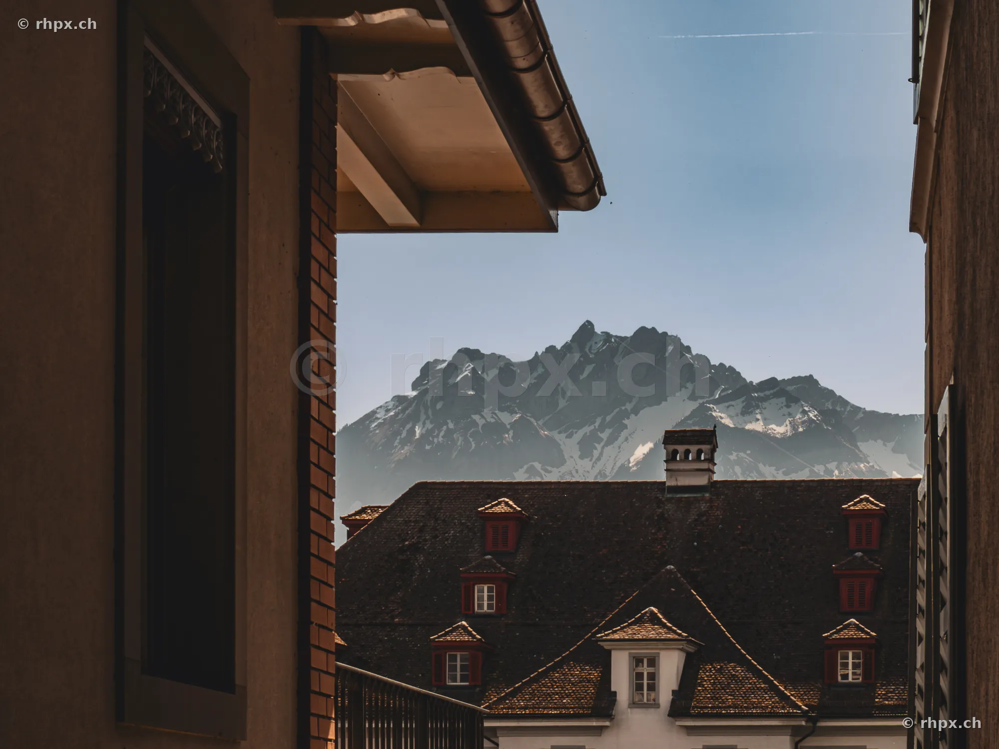 Blick aus einer Gasse in Luzern auf das verschneite Pilatusmassiv