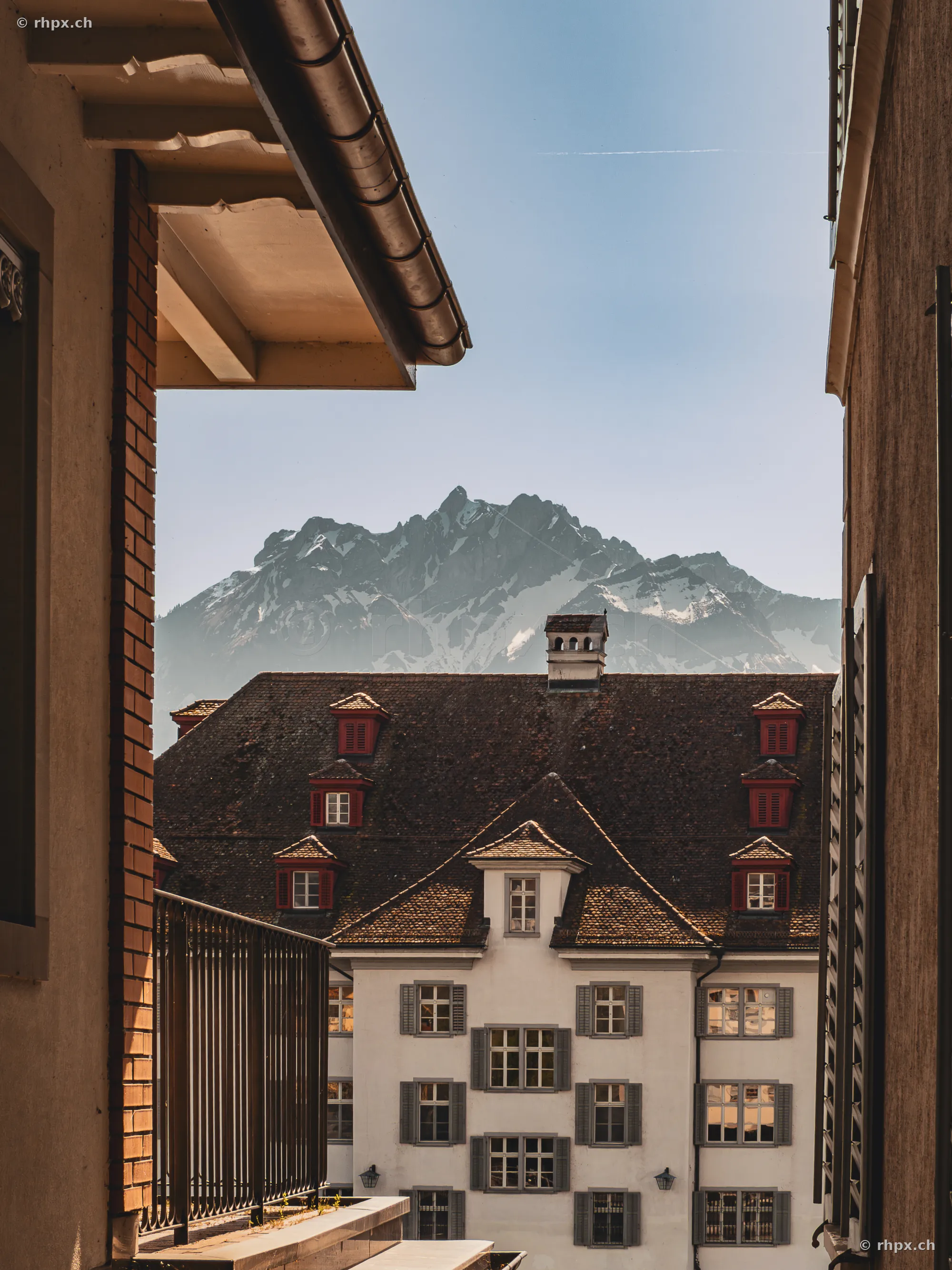 Blick aus einer schmalen Gasse in Luzern auf den verschneiten Pilatus.