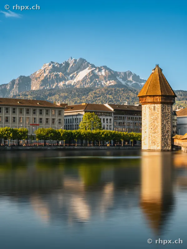 Der Wasserturm in Luzern an der Reuss mit dem Pilatus im Hintergrund