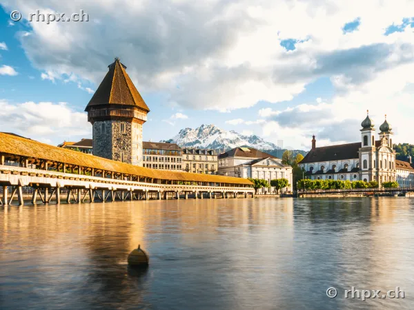 Blick auf die Kapellbrücke mit Wasserturm und dem Pilatus im Hintergrund bei Luzern