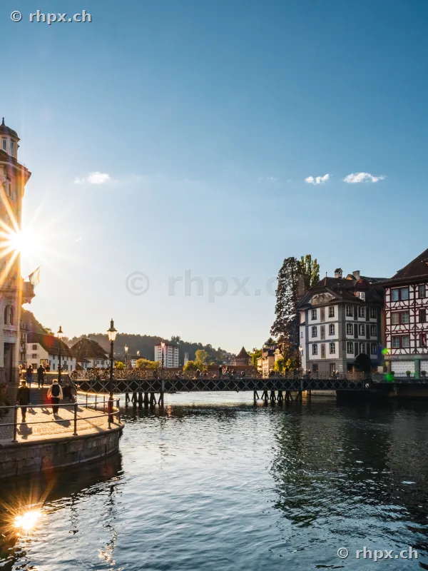 Die Reuss in Luzern mit der Rathaussteg-Brücke im Gegenlicht der tiefstehenden Sonne