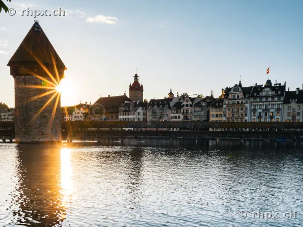 Wasserturm und Kapellbrücke in Luzern bei Sonnenuntergang