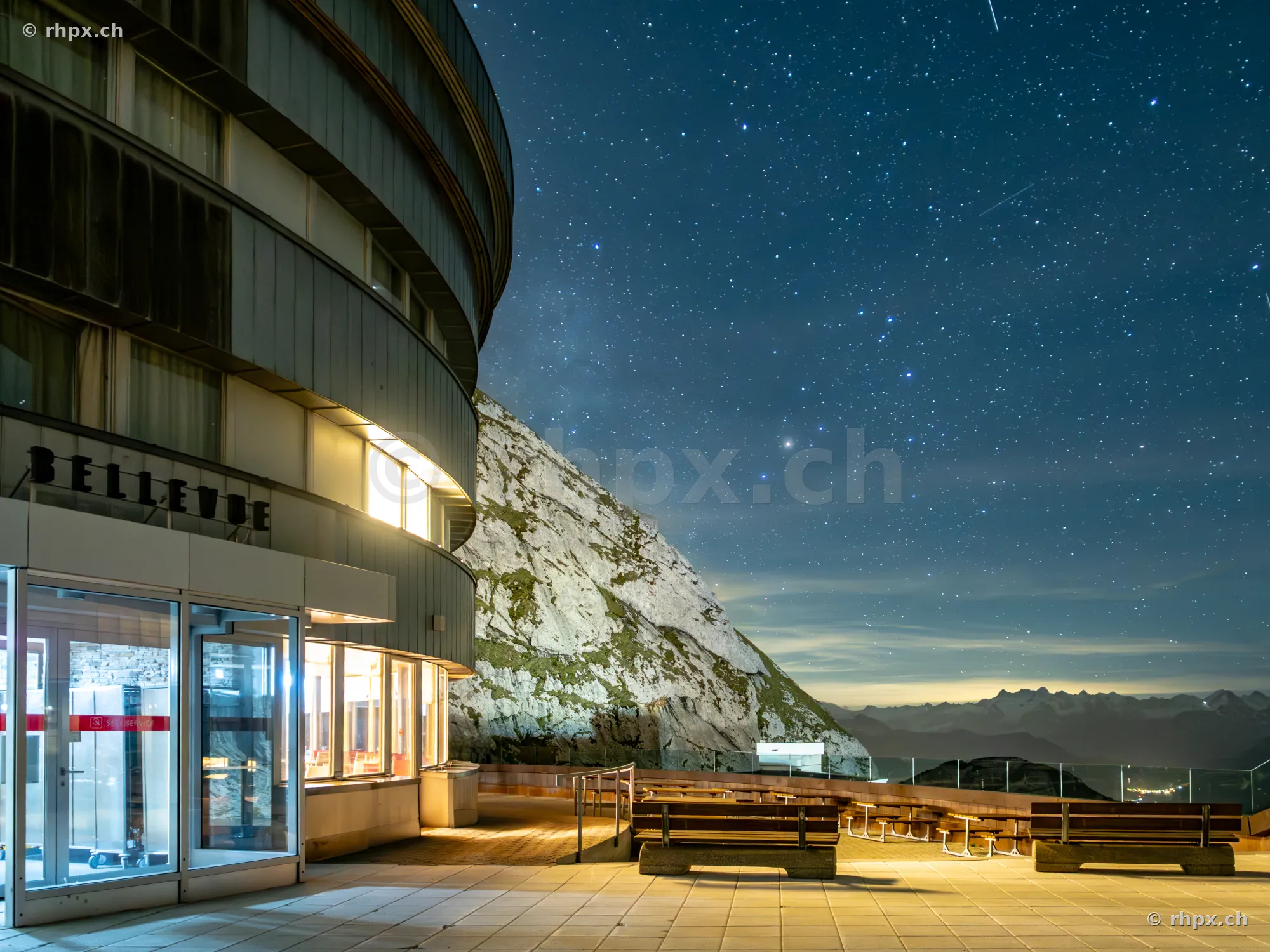 Hotel Bellevue am Pilatus bei Nacht mit Sternenhimmel