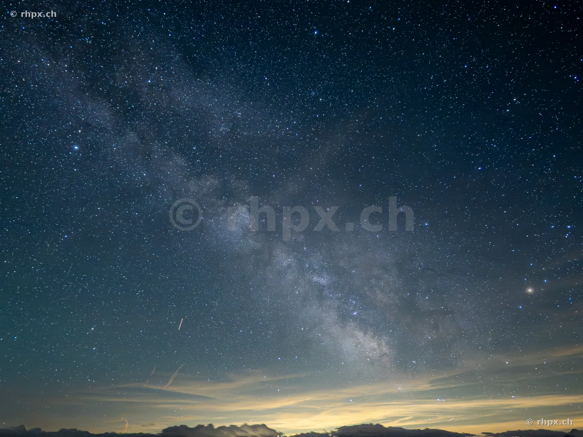 Die Milchstrasse leuchtet hell über der dunklen Silhouette des Pilatus in der Zentralschweiz.