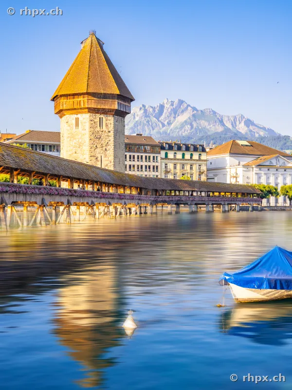Kapellbrücke mit Wasserturm in Luzern vor dem Pilatus im Morgenlicht