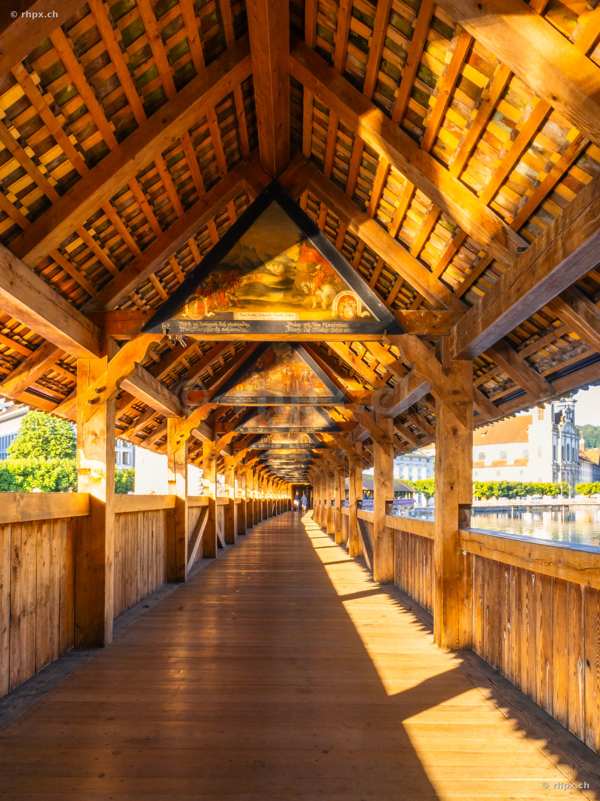 Blick durch die hölzerne Kapellbrücke in Luzern im morgendlichen Sonnenlicht