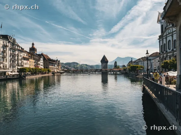 Reussfluss in Luzern mit Kapellbrücke und Wasserturm an einem Sommertag