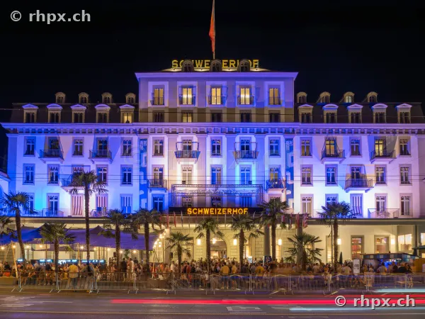 Beleuchtete Fassade des Hotels Schweizerhof in Luzern bei Nacht