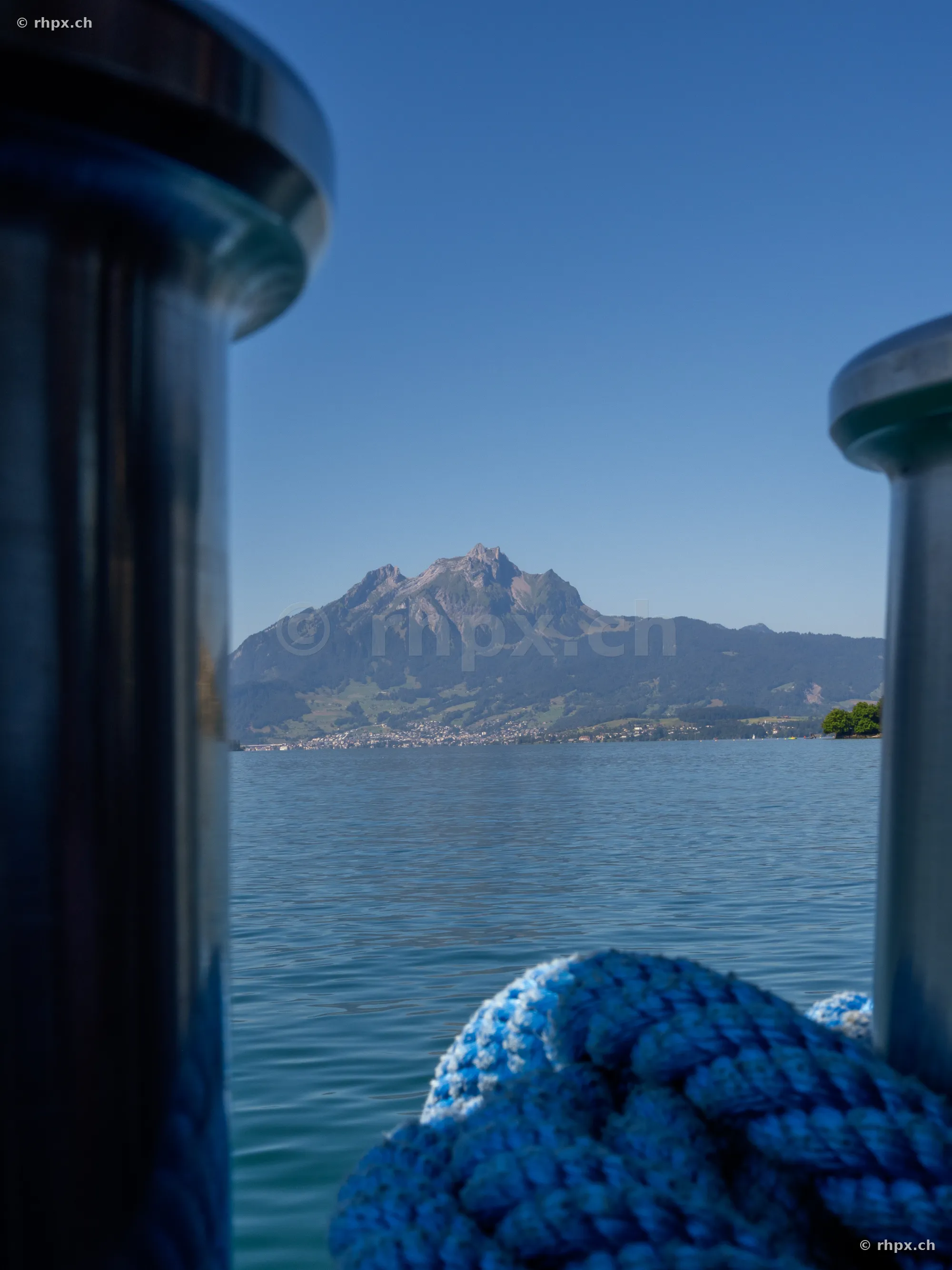Blick durch zwei Schiffspoller auf den Pilatus und den Vierwaldstättersee