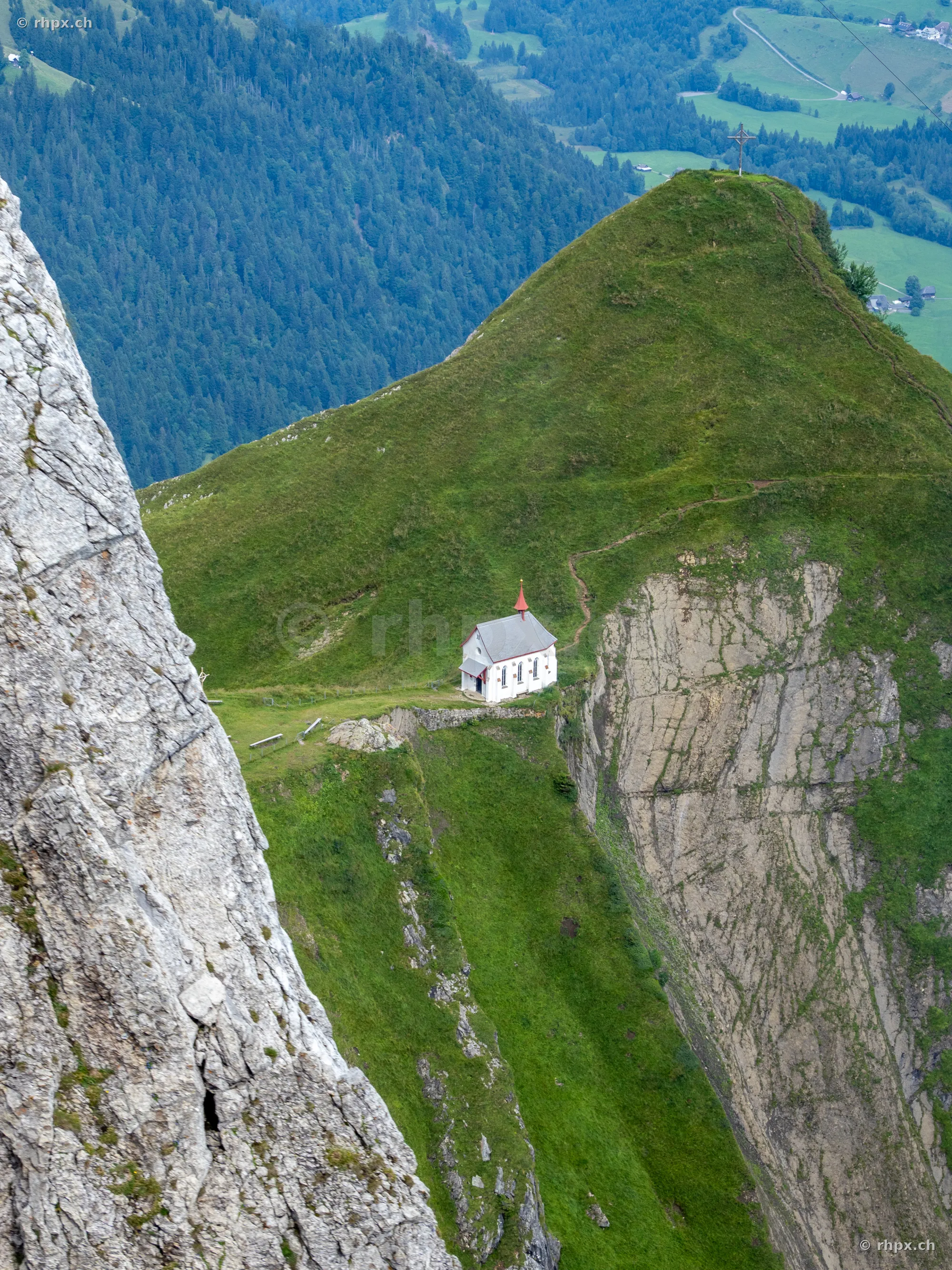 Blick auf die Kapelle vor dem steilen Grat am Pilatus