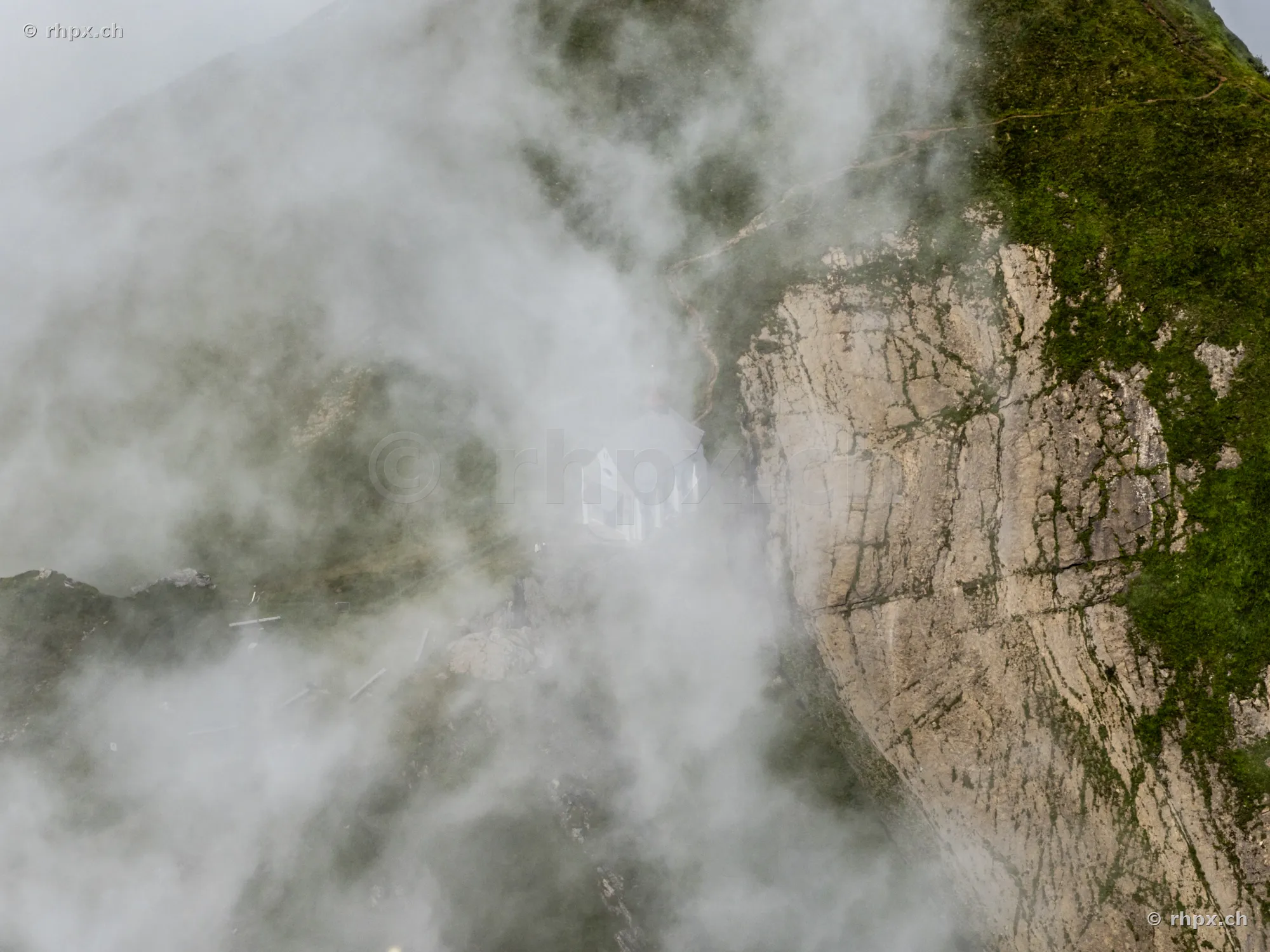 Steile Felswand des Pilatus in dichter Wolkenstimmung