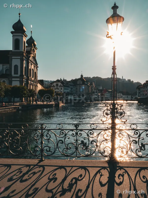 Die Jesuitenkirche in Luzern an der Reuss im Gegenlicht einer tiefstehenden Sonne.