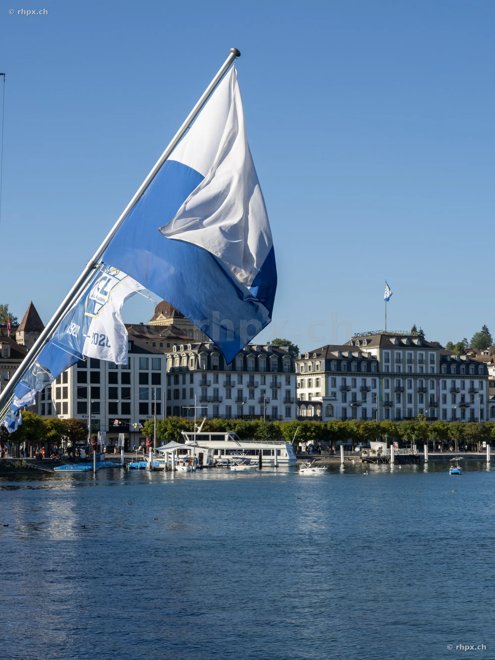 Blau-weisse Fahnen zum 125-jährigen Jubiläum des FC Luzern am Seebecken