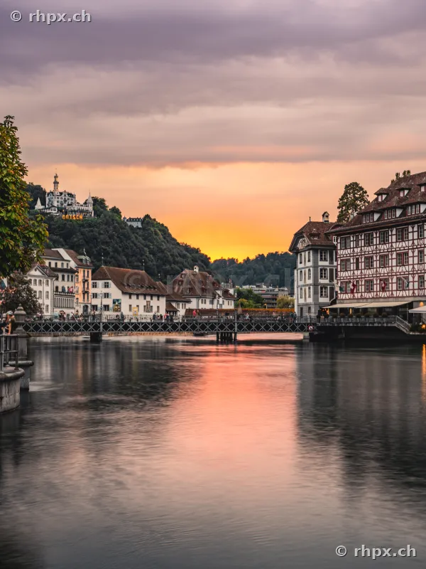 Blick auf die Reuss in Luzern bei Sonnenuntergang mit dem Château Gütsch im Hintergrund.
