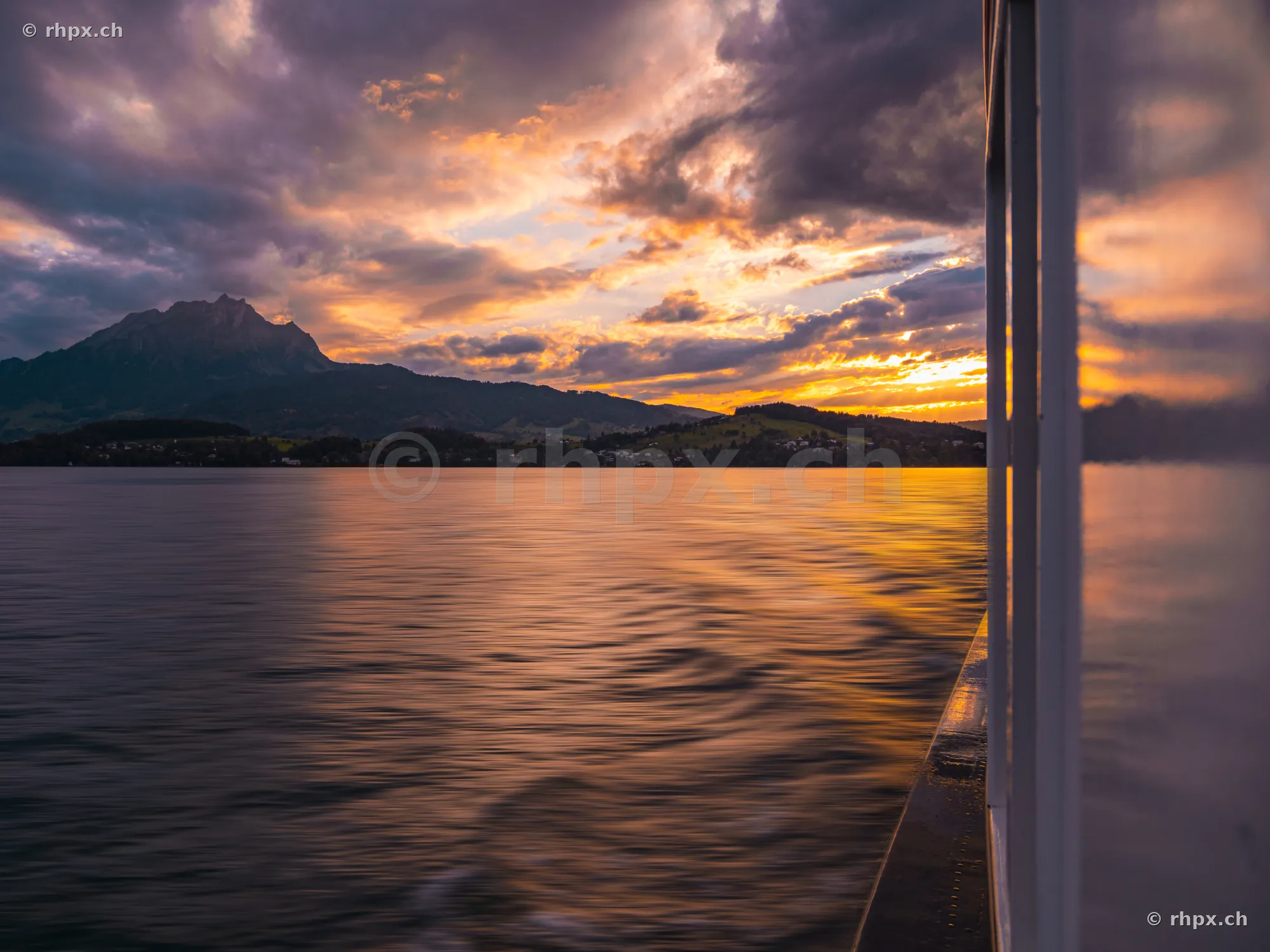 Blick auf den Pilatus vom Schiff aus während des Sonnenuntergangs