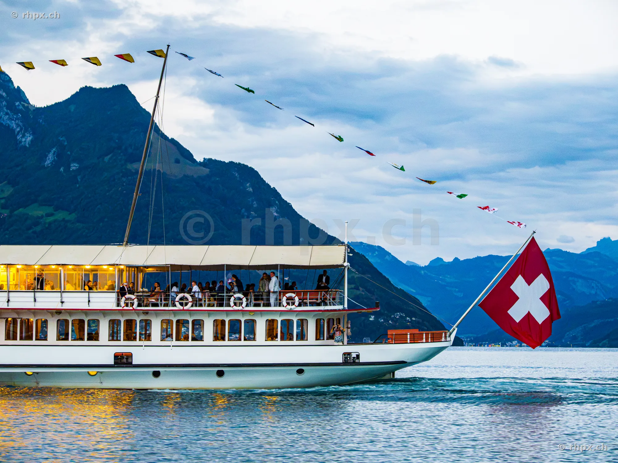 Seitenansicht des Dampfschiffs Uri auf dem Vierwaldstättersee mit Schweizer Flagge