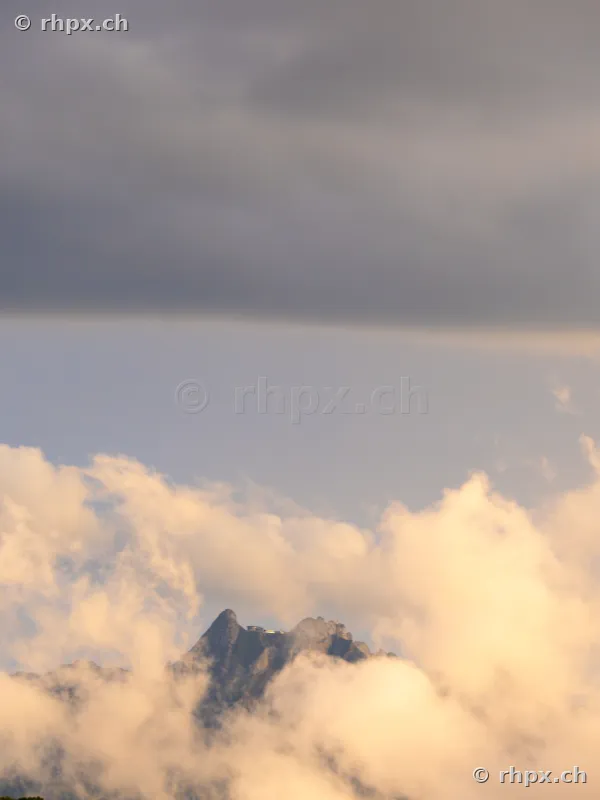 Der Gipfel des Pilatus umgeben von Wolken in warmem Licht
