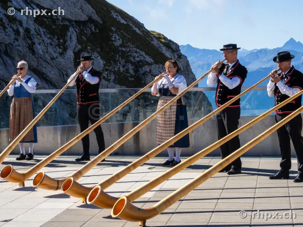Gruppe von Alphornbläsern in Tracht auf der Aussichtsterrasse des Pilatus