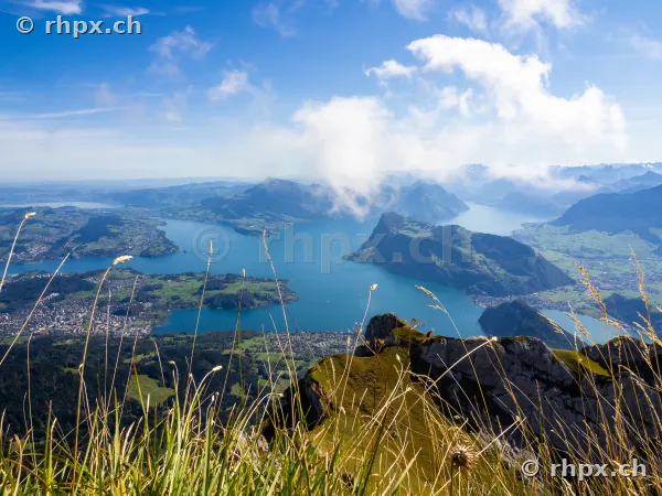 Blick von der Felskante des Pilatus über den Vierwaldstättersee mit umliegenden Bergen