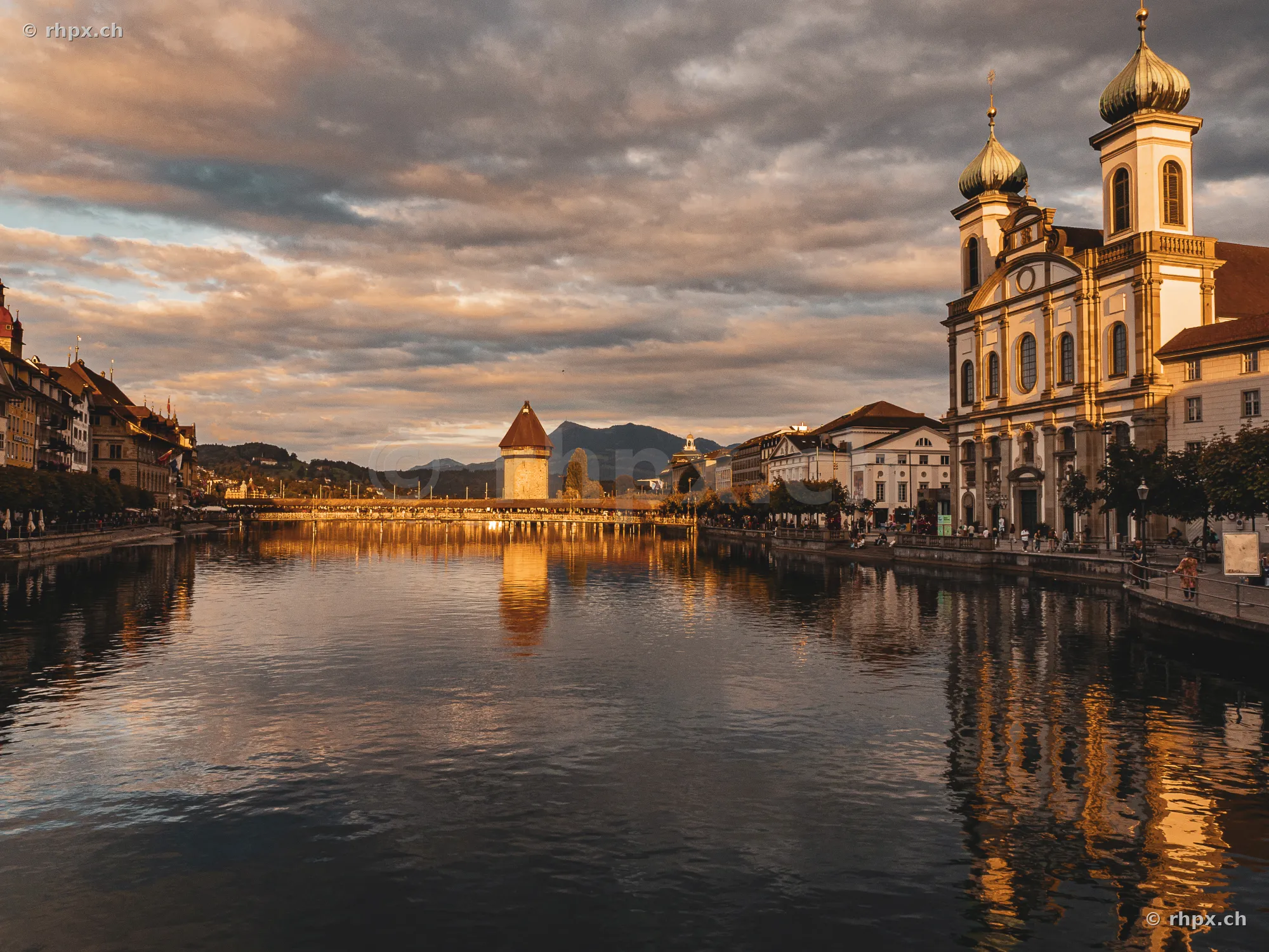 Jesuitenkirche und Kapellbrücke in Luzern bei Abenddämmerung über der Reuss