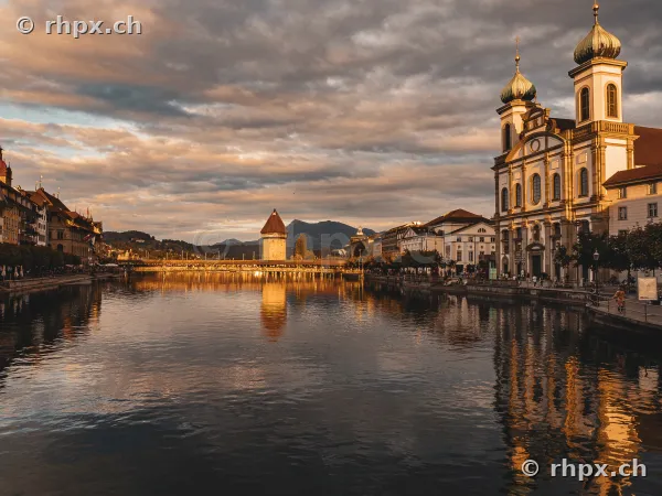 Jesuitenkirche und Kapellbrücke in Luzern bei Abenddämmerung über der Reuss