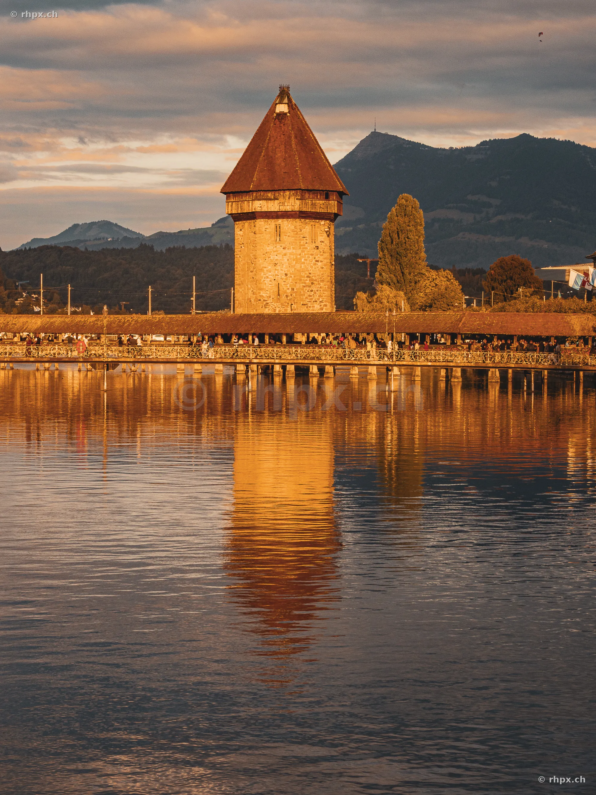 Kapellbrücke und Wasserturm in Luzern mit Spiegelung im See bei Abenddämmerung