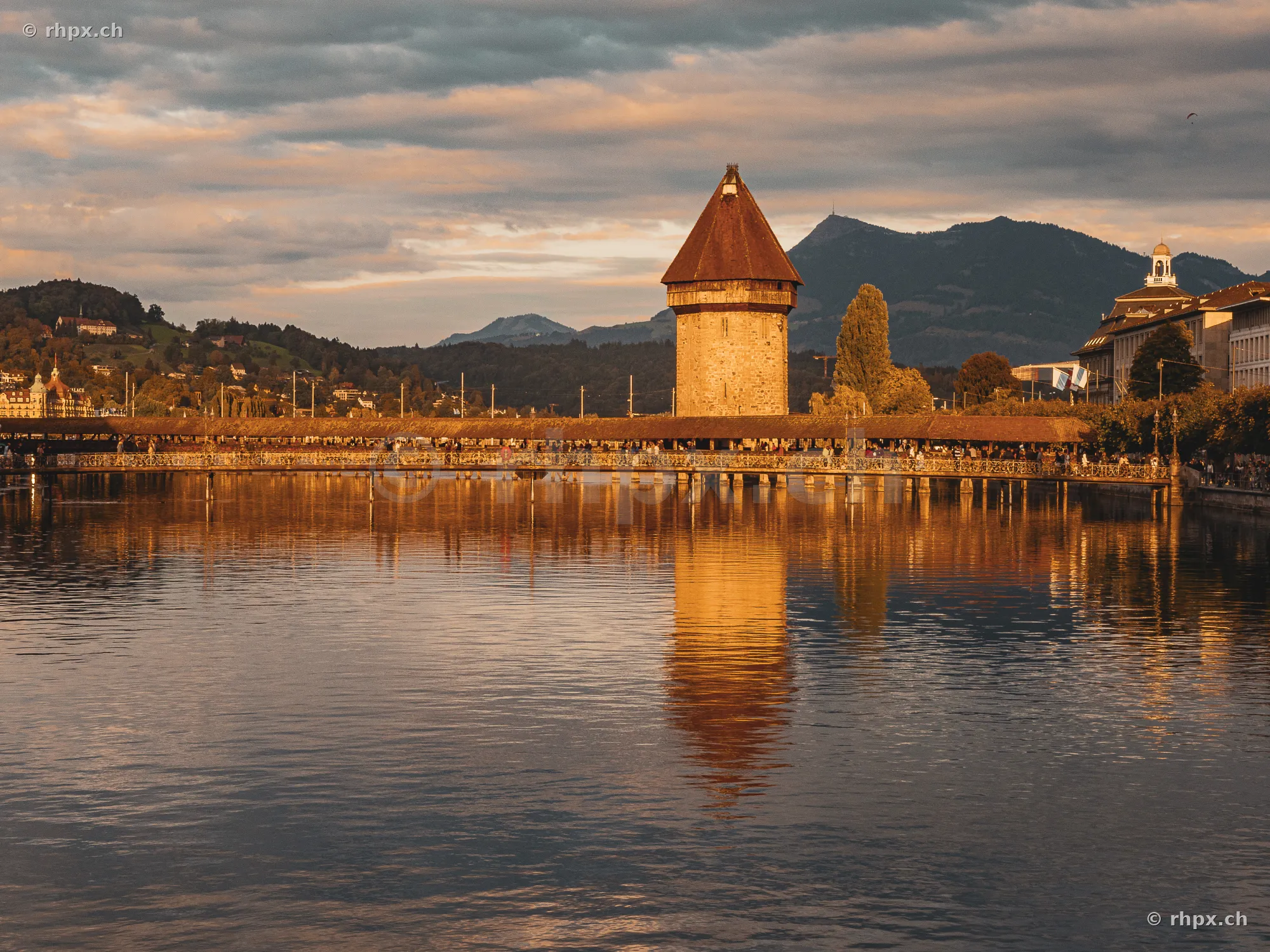 Kapellbrücke und Wasserturm in Luzern bei Abendsonne