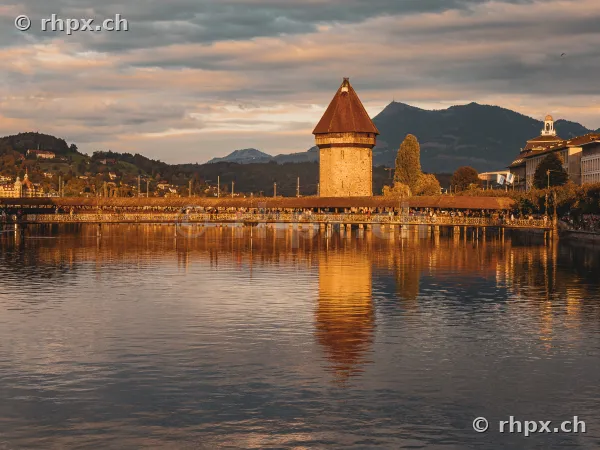 Kapellbrücke und Wasserturm in Luzern bei Abendsonne