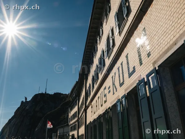 Hotel Pilatus-Kulm Fassade mit Schriftzug unter strahlender Sonne