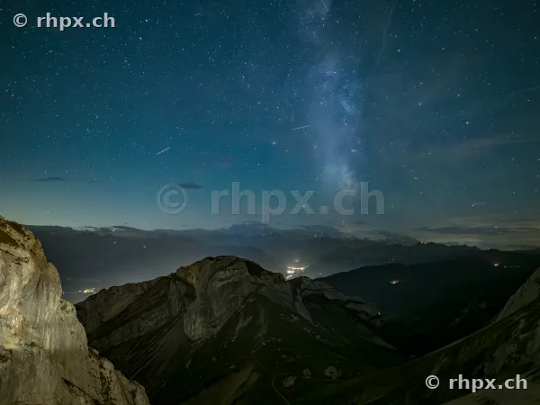 Blick auf die dunkle Silhouette des Pilatus mit der Milchstrasse am Sternenhimmel