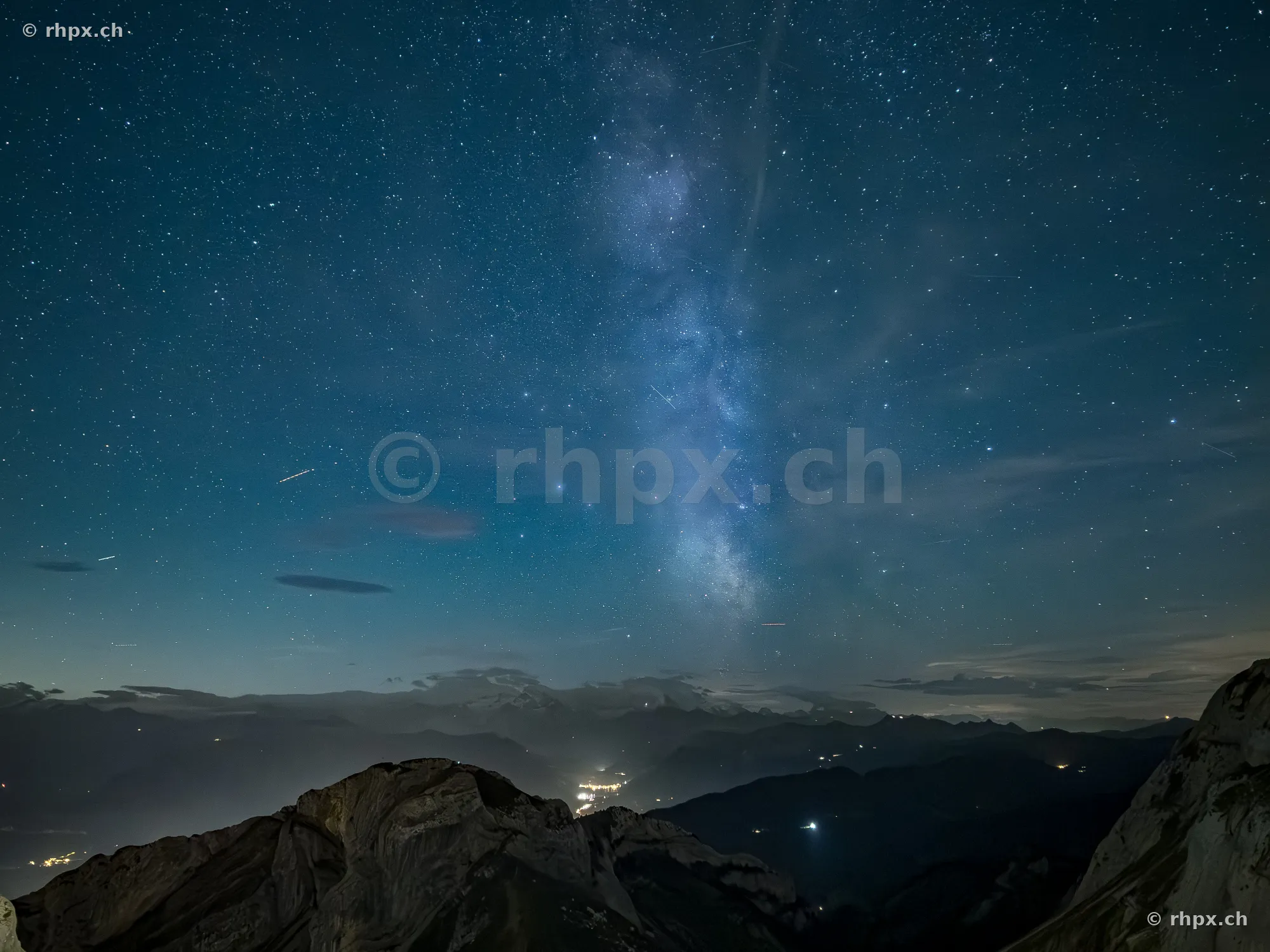 Blick auf die Milchstrasse über dem nächtlichen Gipfelgrat des Pilatus
