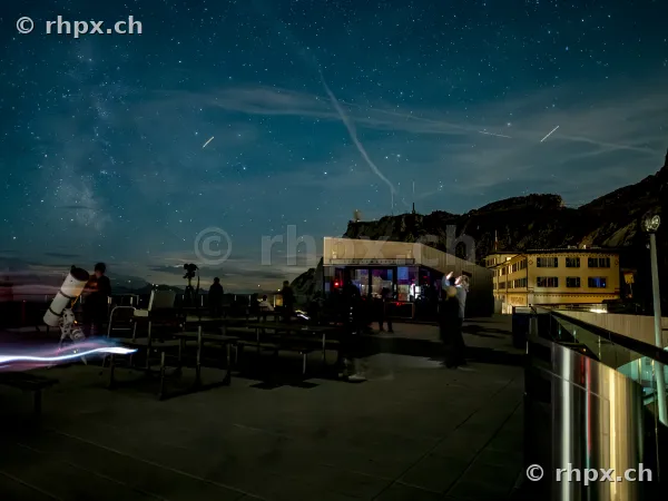 Aussichtsterrasse auf dem Pilatus Kulm bei Nacht mit Sternenhimmel und Teleskopen