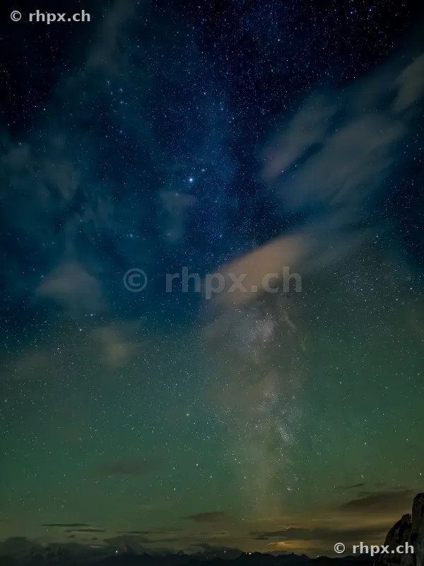 Sternenhimmel und Milchstrasse über der Silhouette des Pilatus in der Nacht