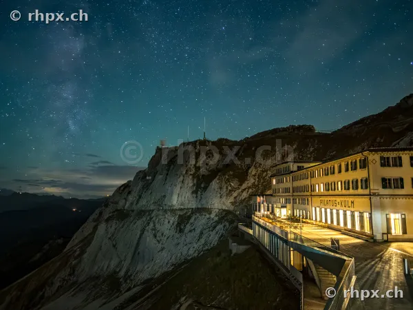 Hotel Pilatus-Kulm bei Nacht mit sichtbarer Milchstrasse am Sternenhimmel