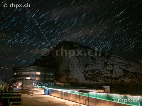 Hotel Pilatus Kulm bei Nacht mit sichtbaren Sternspuren am Himmel
