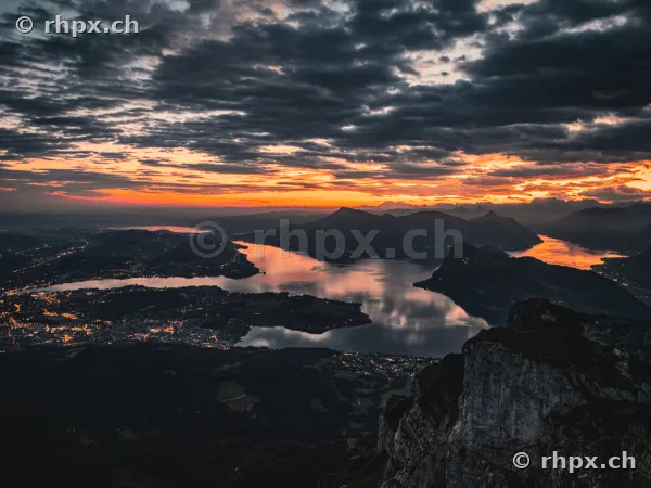 Blick vom Pilatus über den Vierwaldstättersee bei Sonnenuntergang