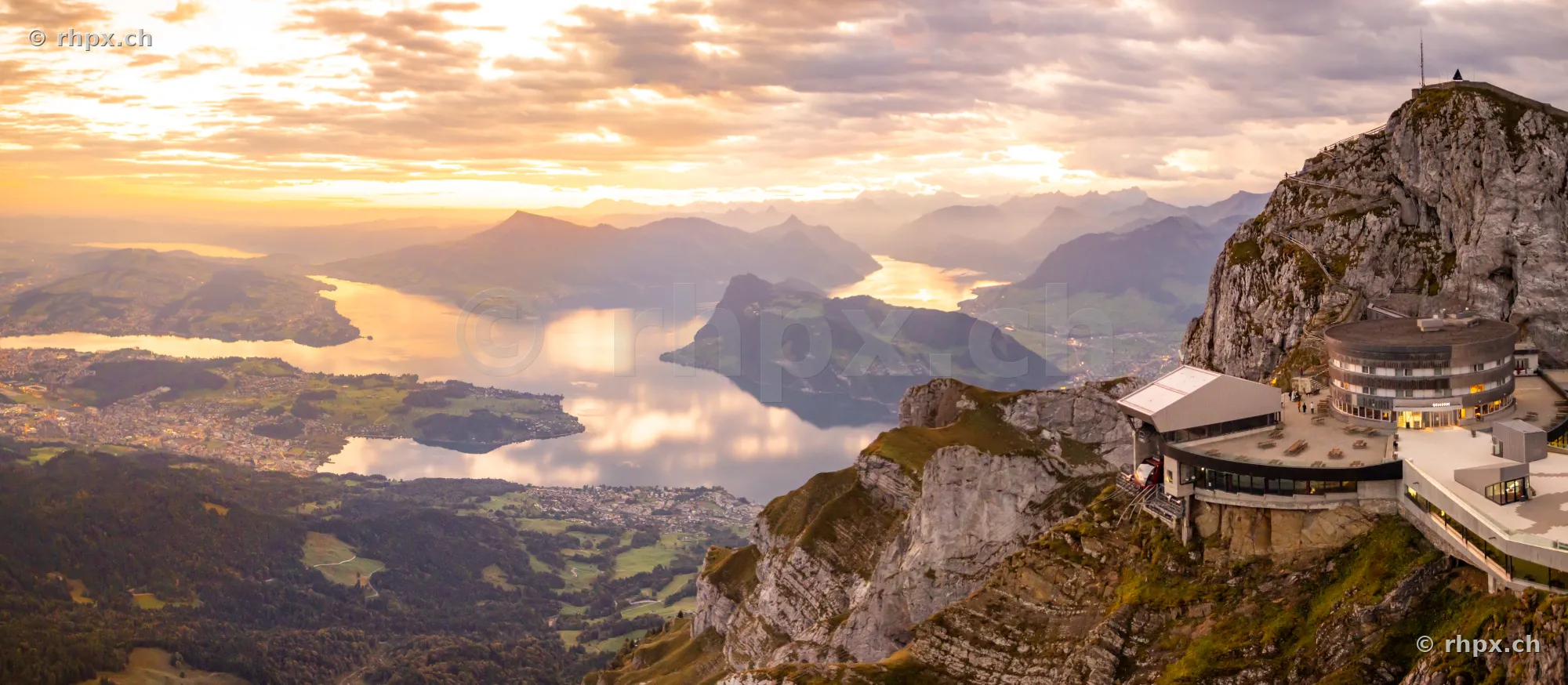 Blick vom Pilatus auf den Vierwaldstättersee und die Berglandschaft im Morgenlicht